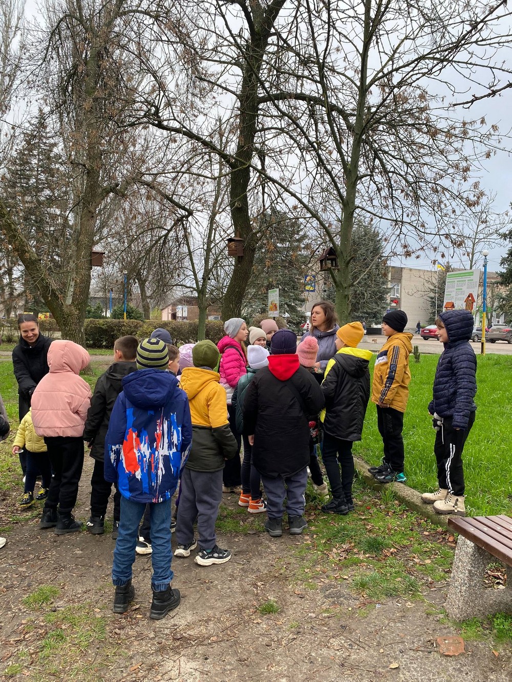 На Нікопольщині сьогодні у «живій школі» діти годували пташок під час уроку просто неба у «живій школі» (фото)