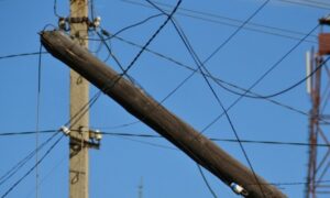 На Дніпропетровщині бригада енергетиків потрапила під обстріл: четверо поранених