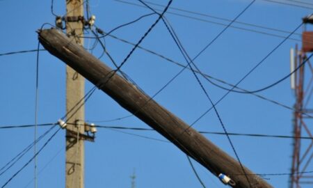 На Дніпропетровщині бригада енергетиків потрапила під обстріл: четверо поранених