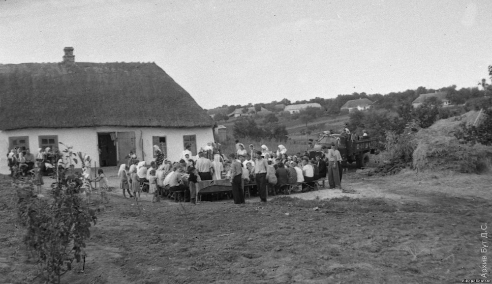 Попід дворами ходили сироти, а батько-вдівець благав не забирати гарбузи… Голодомор на Нікопольщині – як це було Попід дворами ходили сироти, а батько-вдівець благав не забирати гарбузи… Голодомор на Нікопольщині – як це було