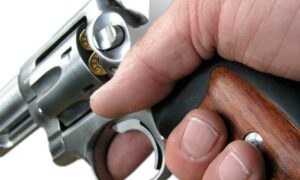 У Нікополі чоловік випив для хоробрості і тричі вистрілив у себе із саморобного пістолета, а в районі медики рятували самогубцю, який намагався повіситися