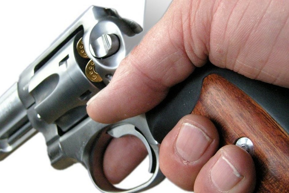 У Нікополі чоловік випив для хоробрості і тричі вистрілив у себе із саморобного пістолета, а в районі медики рятували самогубцю, який намагався повіситися