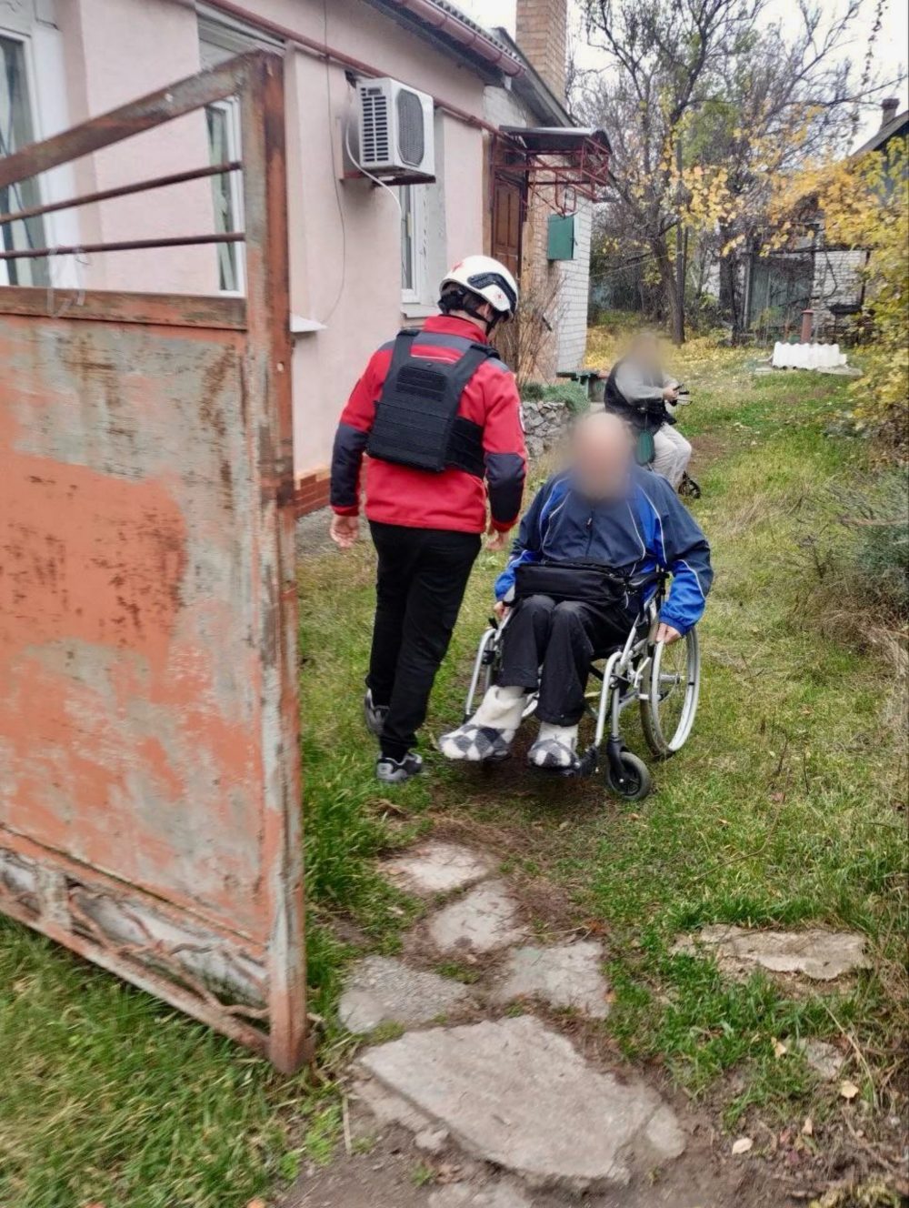 Червоний Хрест Нікополя допоміг чоловіку відвідати лікаря 2 Червоний Хрест Нікополя допоміг чоловіку відвідати лікаря 2