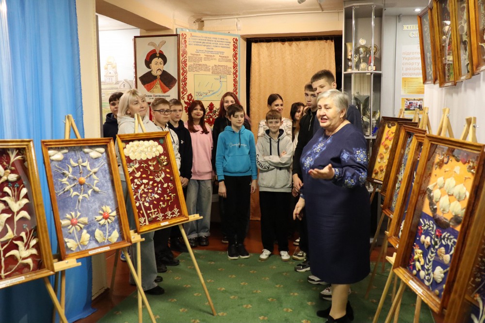 Виставка унікальних картин із риб’ячих кісточок та мушель відкрилася у музеї Покрова (фото)