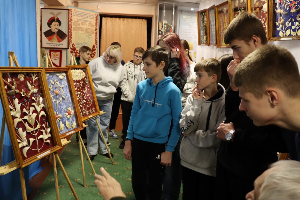 Виставка унікальних картин із риб’ячих кісточок та мушель відкрилася у музеї Покрова (фото)