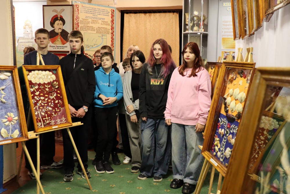 Виставка унікальних картин із риб’ячих кісточок та мушель відкрилася у музеї Покрова (фото)