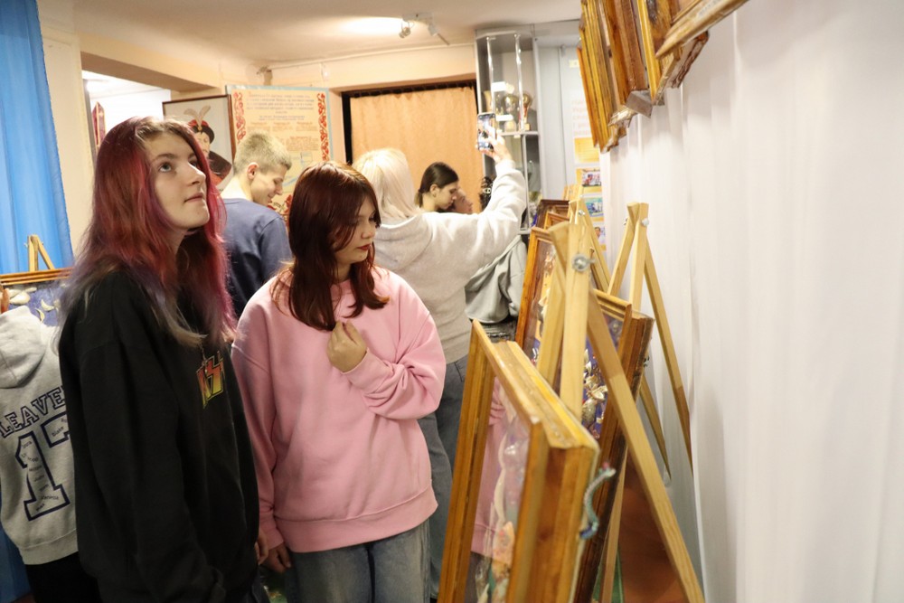 Виставка унікальних картин із риб’ячих кісточок та мушель відкрилася у музеї Покрова (фото)