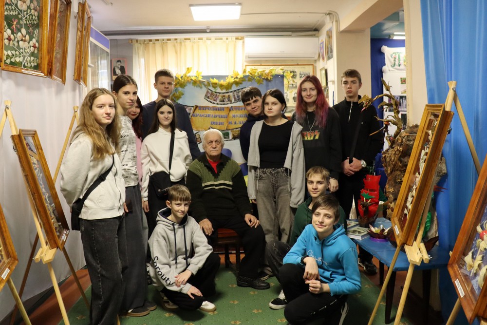 Виставка унікальних картин із риб’ячих кісточок та мушель відкрилася у музеї Покрова (фото)