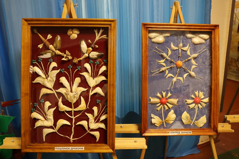 Виставка унікальних картин із риб’ячих кісточок та мушель відкрилася у музеї Покрова (фото)