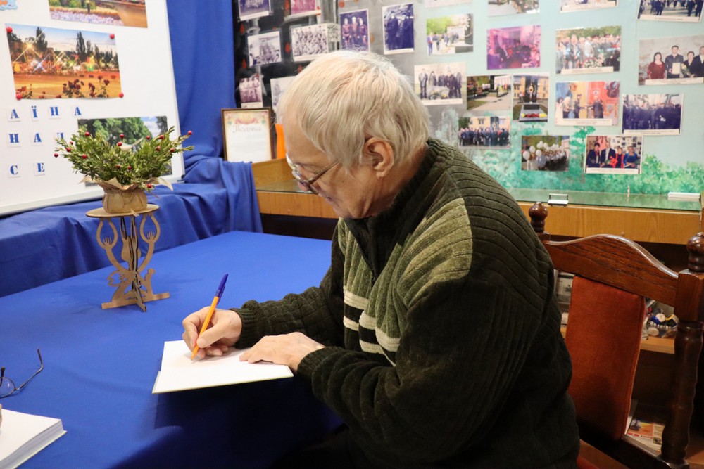 Виставка унікальних картин із риб’ячих кісточок та мушель відкрилася у музеї Покрова (фото)