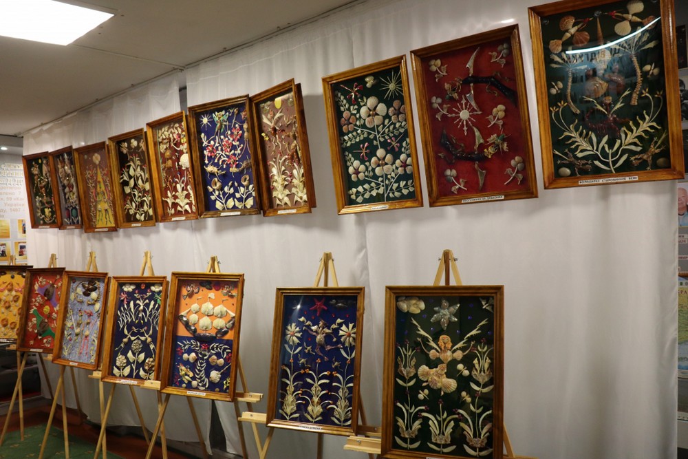 Виставка унікальних картин із риб’ячих кісточок та мушель відкрилася у музеї Покрова (фото)