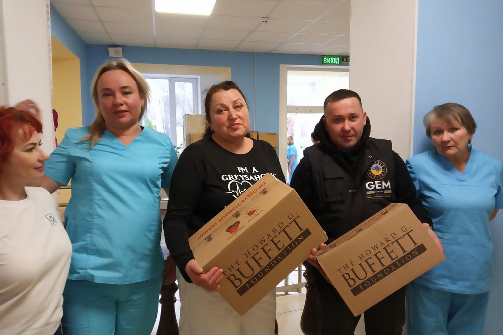 Медики дитячої лікарні Нікополя отримали продуктові набори від GEM (фото) 1 Медики дитячої лікарні Нікополя отримали продуктові набори від GEM