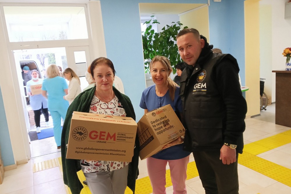 Медики дитячої лікарні Нікополя отримали продуктові набори від GEM 2 Медики дитячої лікарні Нікополя отримали продуктові набори від GEM 2