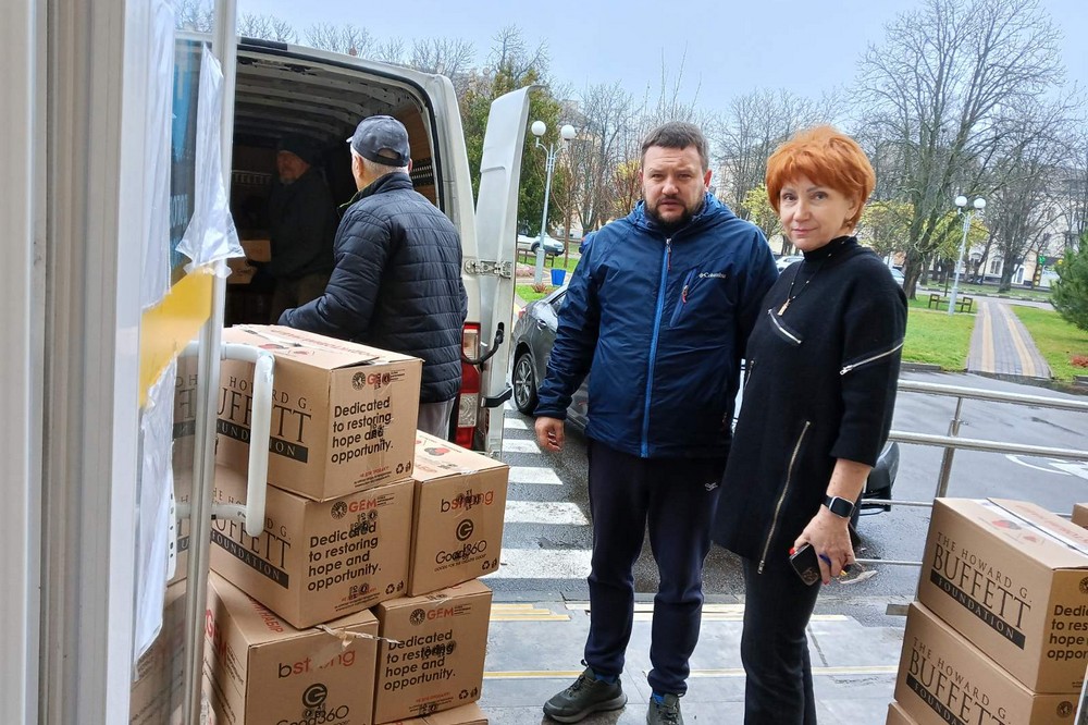 Медики дитячої лікарні Нікополя отримали продуктові набори від GEM 3 Медики дитячої лікарні Нікополя отримали продуктові набори від GEM 3