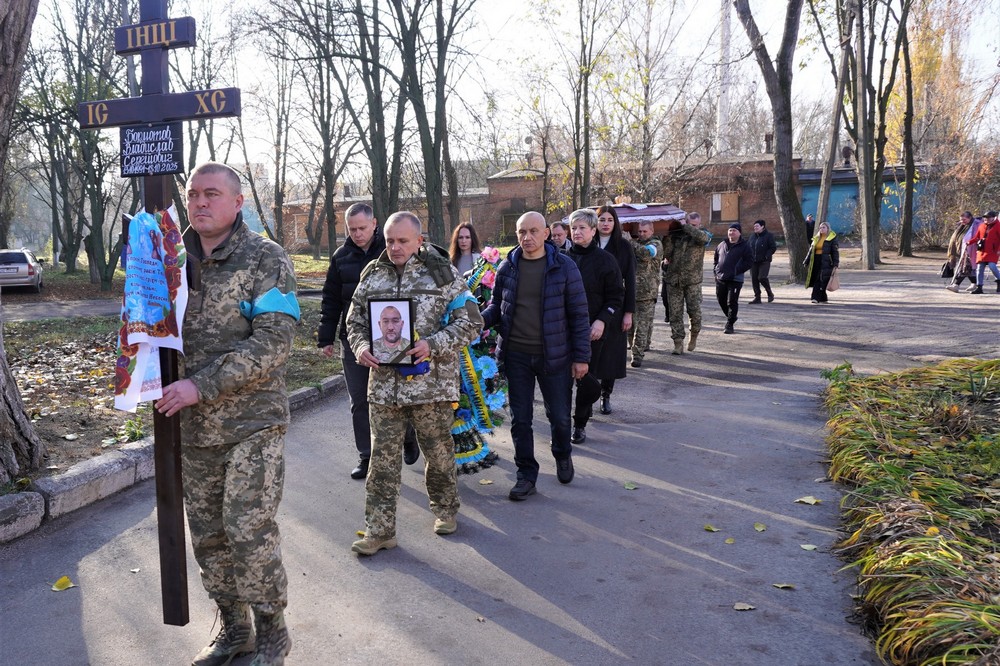 Нікополь сьогодні провів в останню путь Захисника (фото) 10