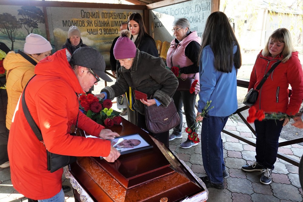 Нікополь сьогодні провів в останню путь Захисника (фото) 7