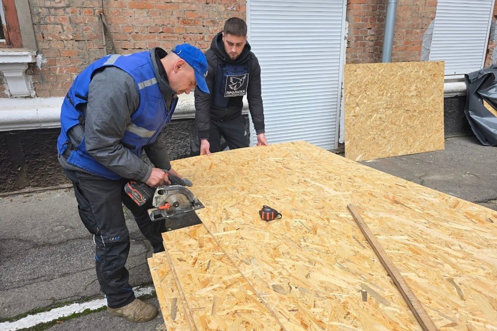 Ворожий удар по центру Нікополя: люди отримали допомогу від «Проліска» (фото) 1 Нікополя 4