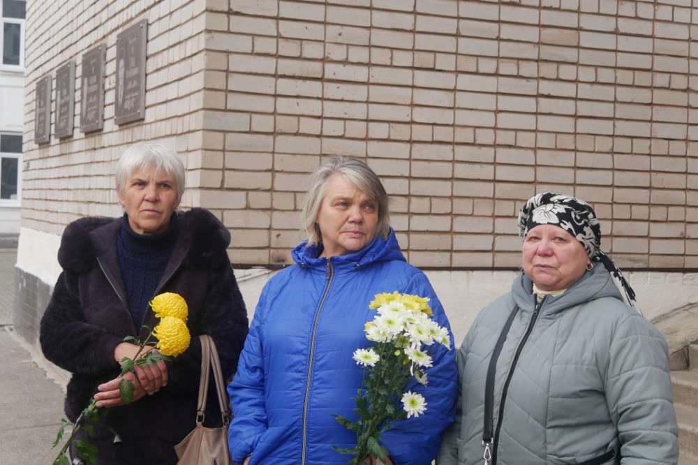 У мирному житті був електромонтером: у Покрові сьогодні відкрили меморіальну дошку полеглому на війні старшому сержанту (фото)