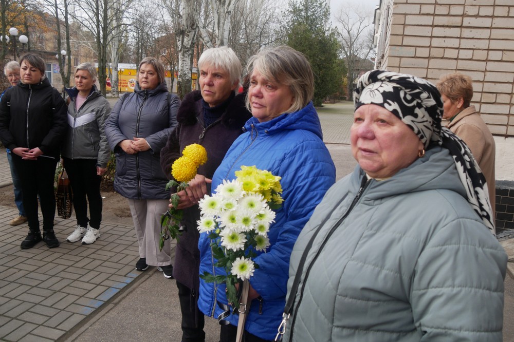 У мирному житті був електромонтером: у Покрові сьогодні відкрили меморіальну дошку полеглому на війні старшому сержанту (фото)
