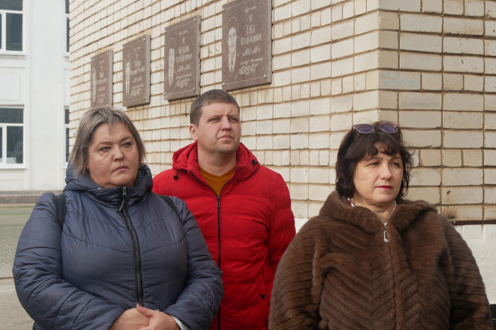 У мирному житті був електромонтером: у Покрові сьогодні відкрили меморіальну дошку полеглому на війні старшому сержанту (фото)