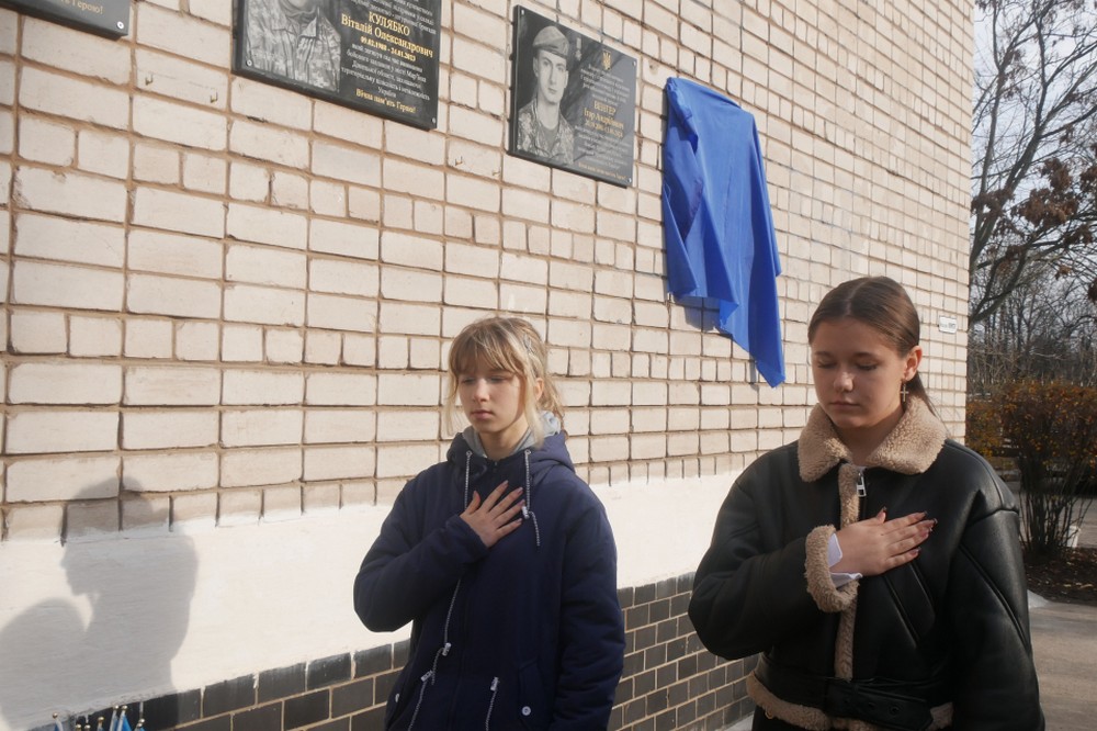 У мирному житті був електромонтером: у Покрові сьогодні відкрили меморіальну дошку полеглому на війні старшому сержанту (фото)