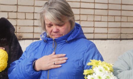 У мирному житті був електромонтером: у Покрові сьогодні відкрили меморіальну дошку полеглому на війні старшому сержанту (фото)