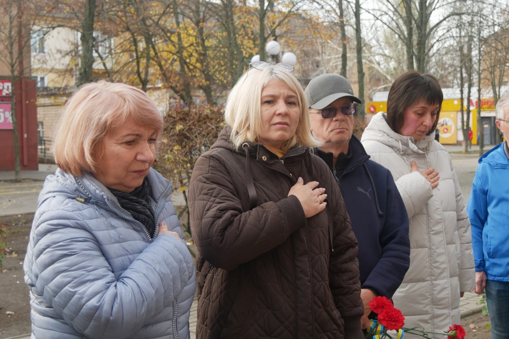 У мирному житті був електромонтером: у Покрові сьогодні відкрили меморіальну дошку полеглому на війні старшому сержанту (фото)
