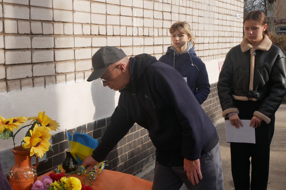 У мирному житті був електромонтером: у Покрові сьогодні відкрили меморіальну дошку полеглому на війні старшому сержанту (фото)