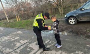Поліцейські громад Нікопольщини розповіли людям про правила безпеки в темний час доби (фото)