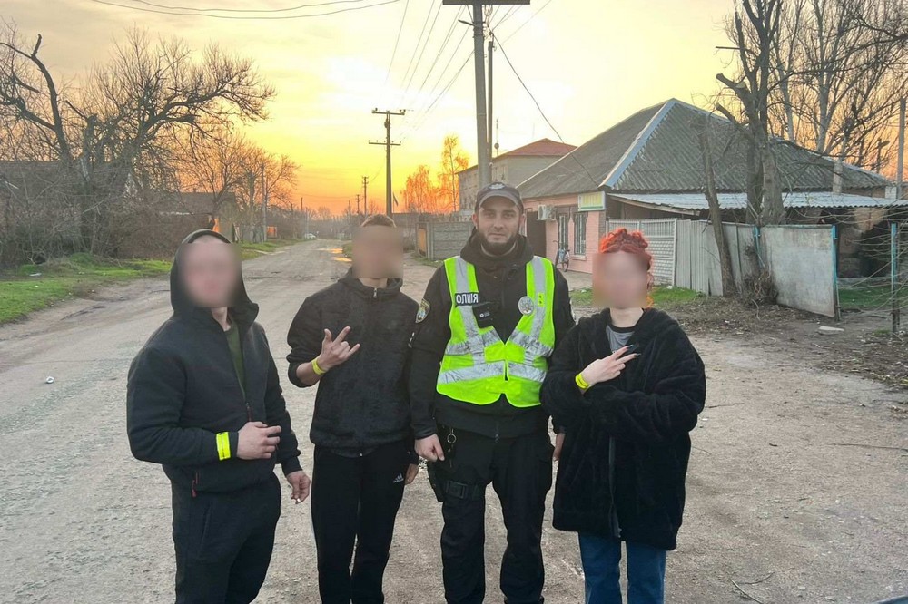 Поліцейські громад Нікопольщини розповіли людям про правила безпеки в темний час доби (фото) 2 Поліцейські громад Нікопольщини розповіли людям про правила безпеки в темний час доби (фото) 2