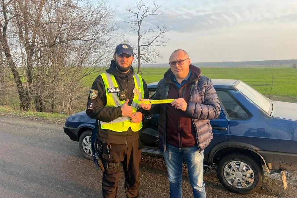 Поліцейські громад Нікопольщини розповіли людям про правила безпеки в темний час доби (фото) 3 Поліцейські громад Нікопольщини розповіли людям про правила безпеки в темний час доби (фото) 3