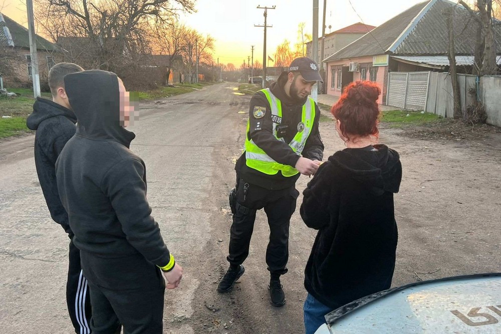 Поліцейські громад Нікопольщини розповіли людям про правила безпеки в темний час доби (фото) 5 Поліцейські громад Нікопольщини розповіли людям про правила безпеки в темний час доби (фото) 5