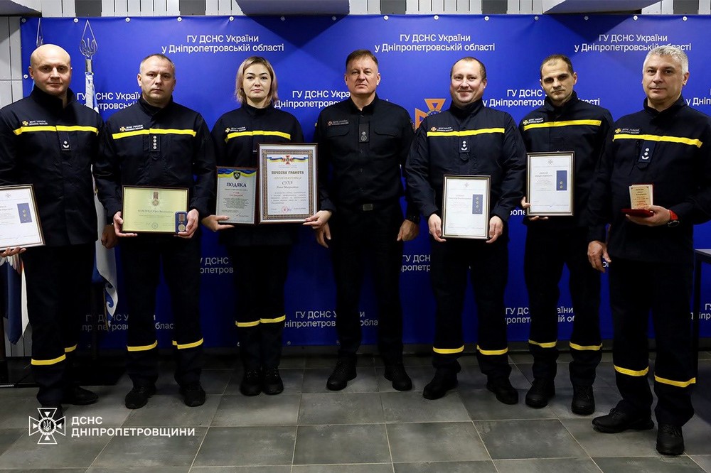 Рятувальники Дніпропетровщини отримали нагороди 4 Рятувальники Дніпропетровщини отримали нагороди 4