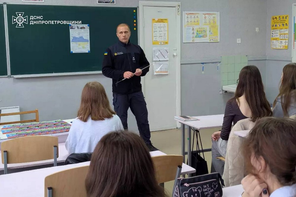Школярам Покрова розповіли про роботу у ДСНС і нагадали правила мінної безпеки (фото)