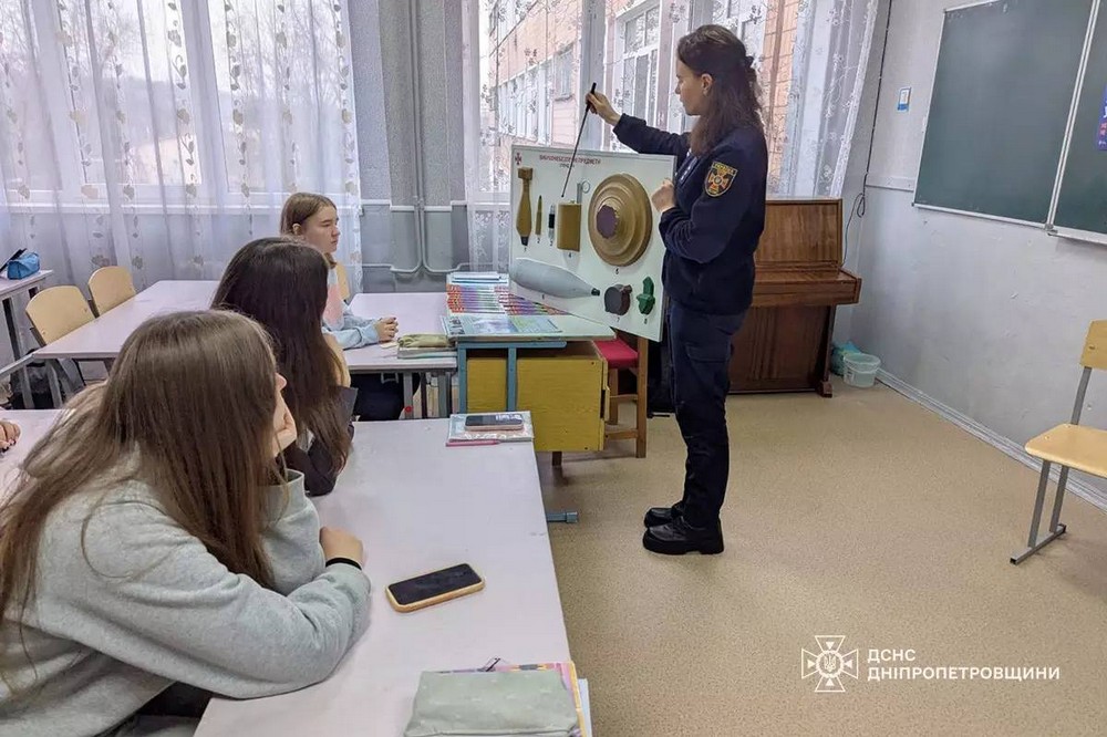 Школярам Покрова розповіли про роботу у ДСНС і нагадали правила мінної безпеки (фото) 3