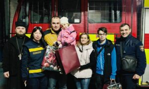 Священники ПЦУ Нікополя привітали дітей рятувальників зі святом