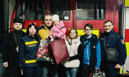  Священники ПЦУ Нікополя привітали дітей рятувальників зі святом