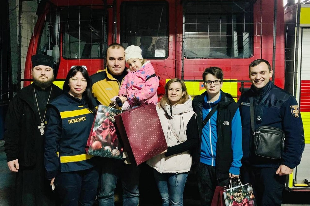 Священники ПЦУ Нікополя привітали дітей поранених рятувальників зі святом (фото) 1 Священники ПЦУ Нікополя привітали дітей рятувальників зі святом