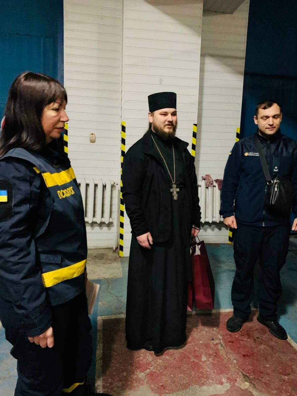 Священники ПЦУ Нікополя привітали дітей рятувальників зі святом 2 Священники ПЦУ Нікополя привітали дітей рятувальників зі святом 2