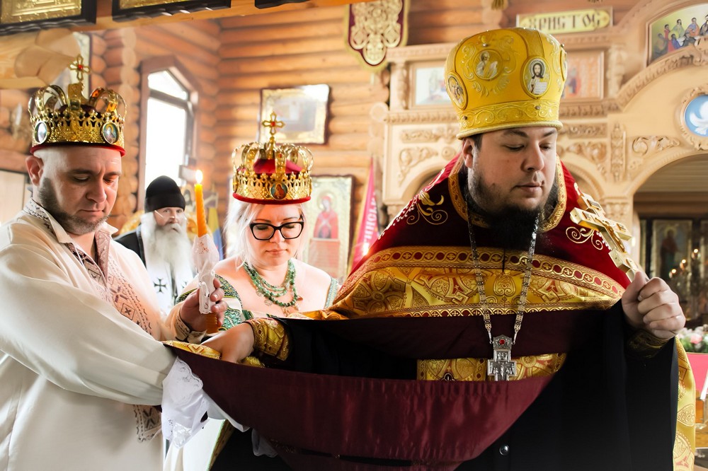 У Нікополі в храмі ПЦУ відбулося Таїнство вінчан У Нікополі в храмі ПЦУ відбулося Таїнство вінчан