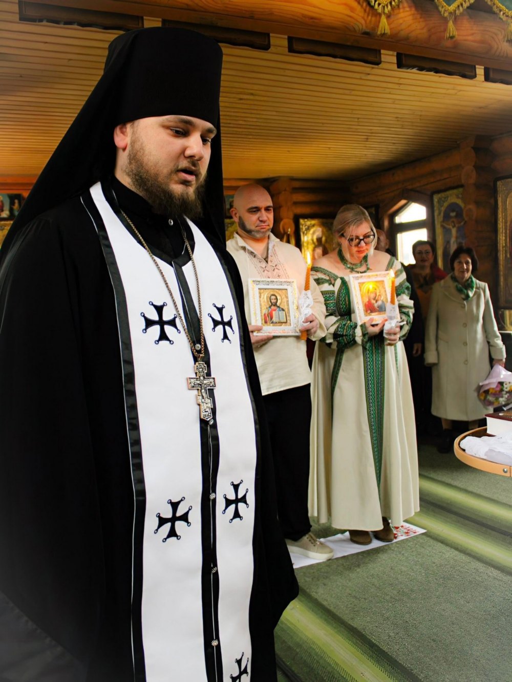 У Нікополі в храмі ПЦУ відбулося Таїнство вінчан 2 У Нікополі в храмі ПЦУ відбулося Таїнство вінчан 2