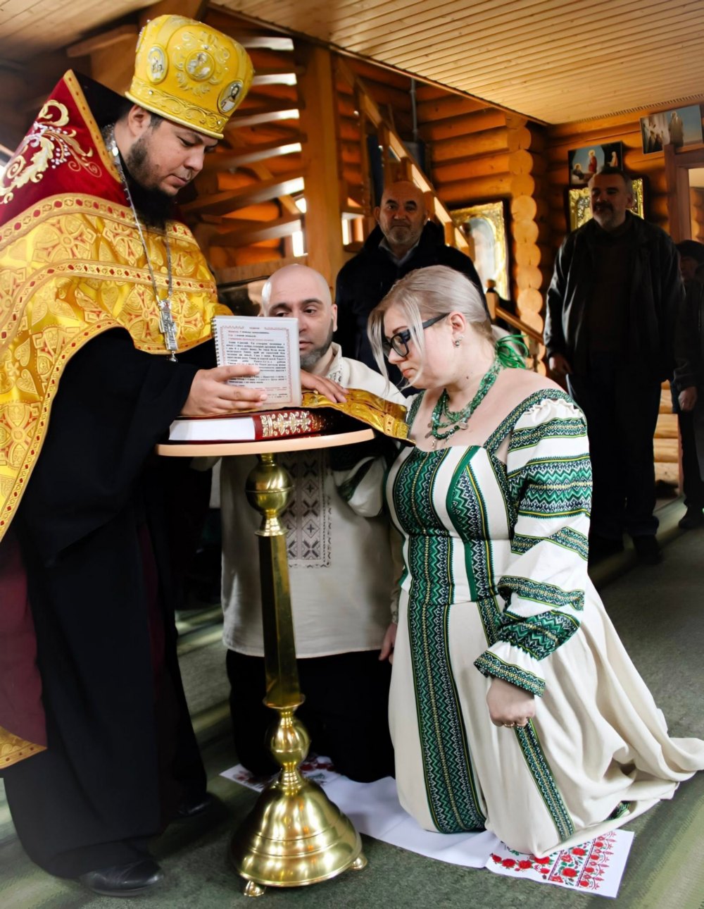У Нікополі в храмі ПЦУ відбулося Таїнство вінчан 4 У Нікополі в храмі ПЦУ відбулося Таїнство вінчан 4