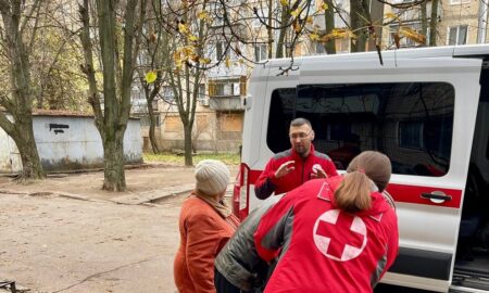 Волонтери Нікополя допомогли чоловіку відвідати лікаря (фото)