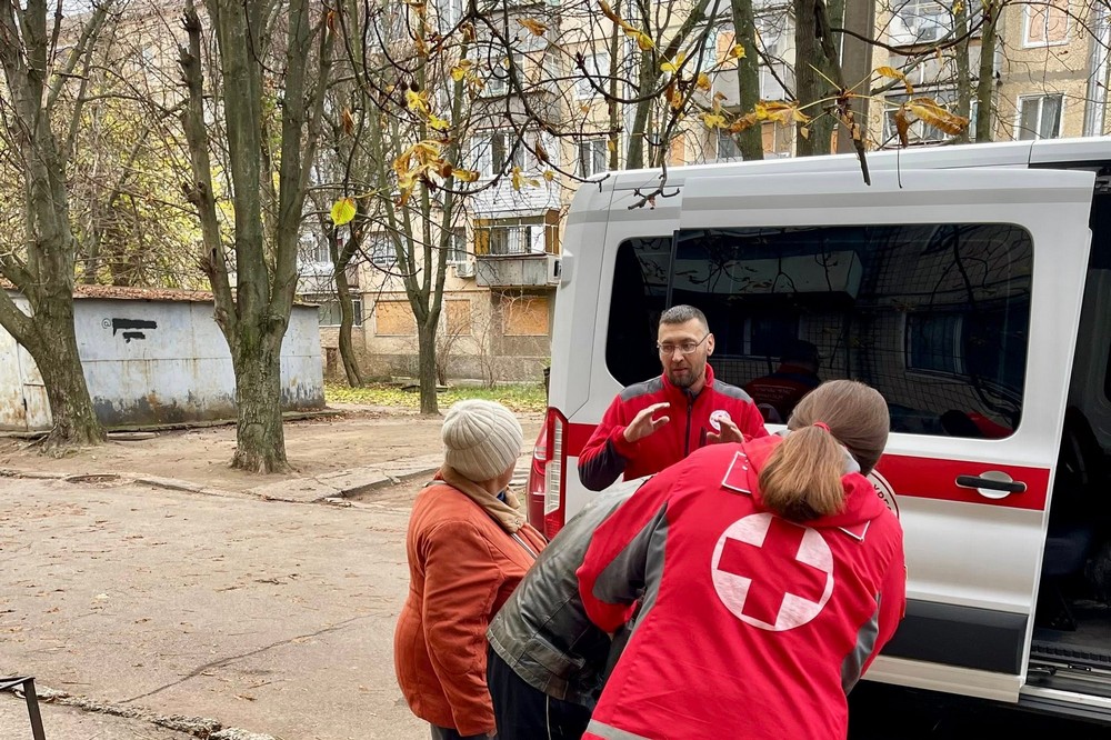 Волонтери Нікополя допомогли чоловіку відвідати лікаря (фото)