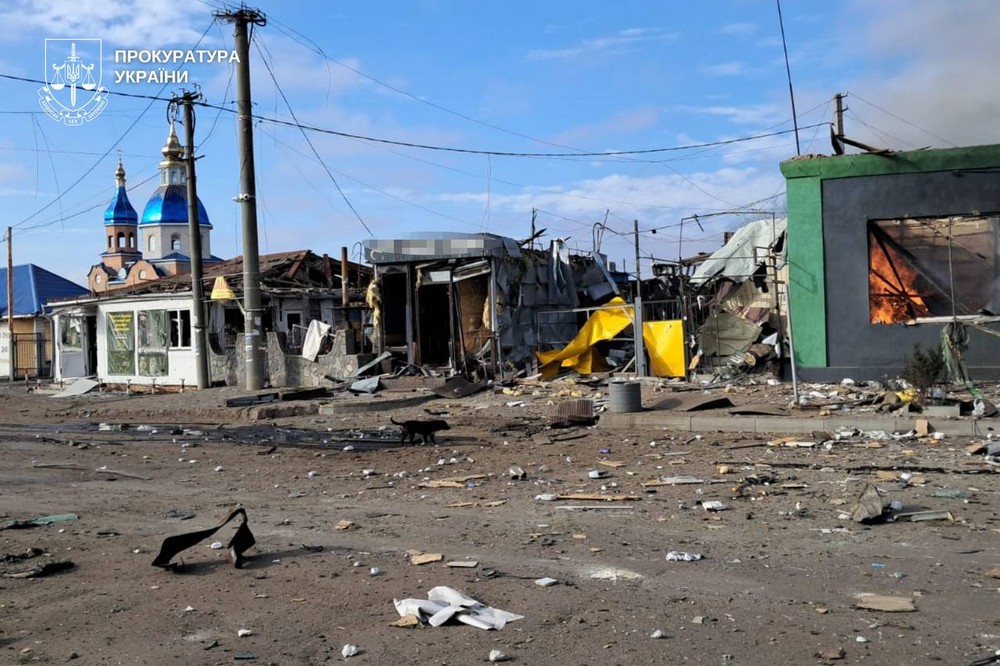 Ворог скинув бомби на центр Покровського на Синельниківщині: є загиблі та поранені, багато руйнувань (фото) 1 Ворог скинув бомби на центр Покровського на Синельниківщині