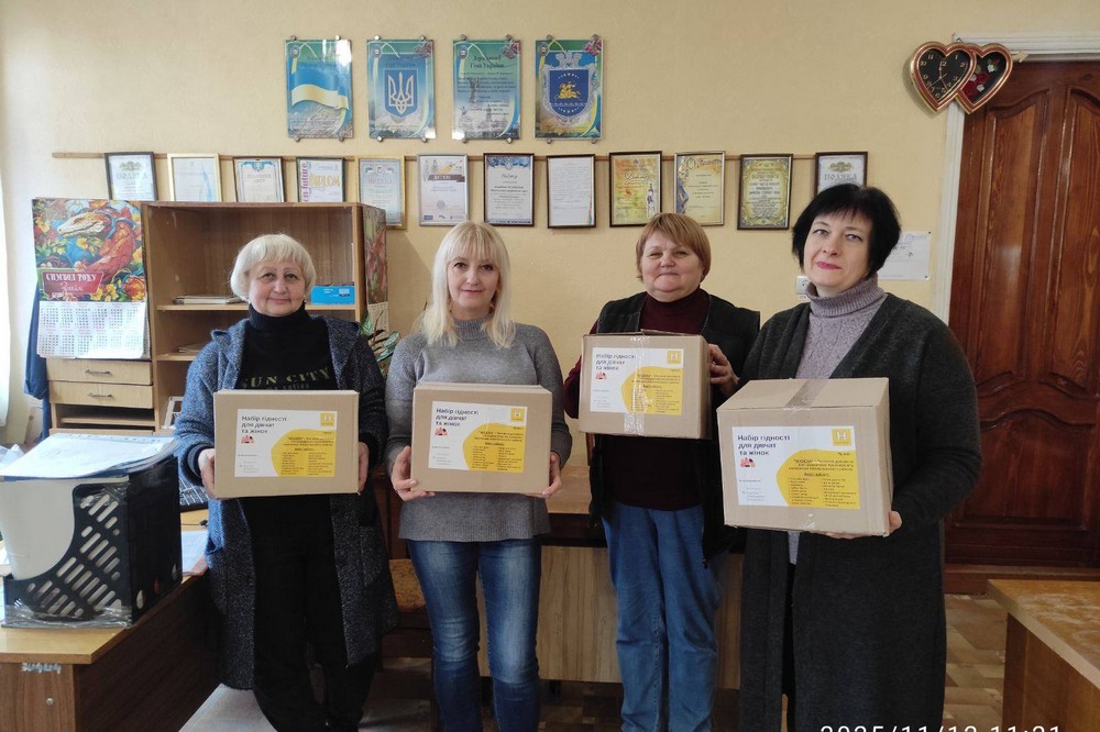 Жінки Нікополя піклування про себе часто відкладають на потім... Працівницям місцевого ліцею надали психологічну і гуманітарну допомогу (фото) 1 Викладачі ліцею Нікополя отримали психологічну і гуманітарну допомогу 3