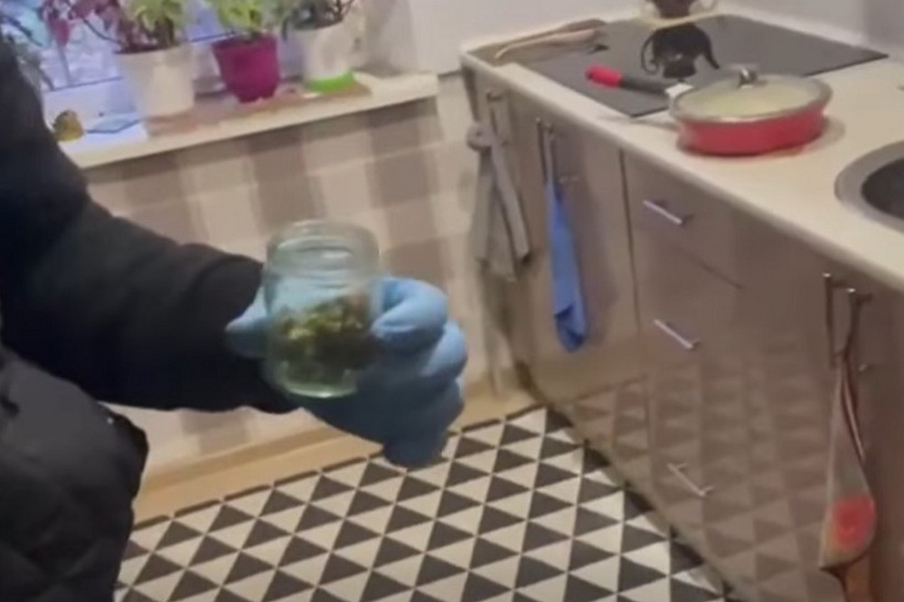 У Марганці викрили і затримали підозрюваного у збуті наркотиків (відео) 1 У Марганці викрили і затримали підозрюваного у збуті наркотиків (відео)