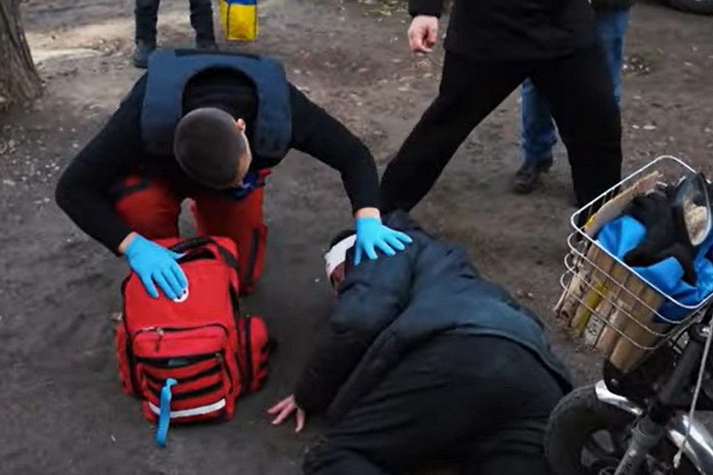 «Вчаться вбивати, полюючи на дітей і дорослих, а потім здають екзамени»: лікар з Нікопольщини розповів про роботу під цілодобовими обстрілами