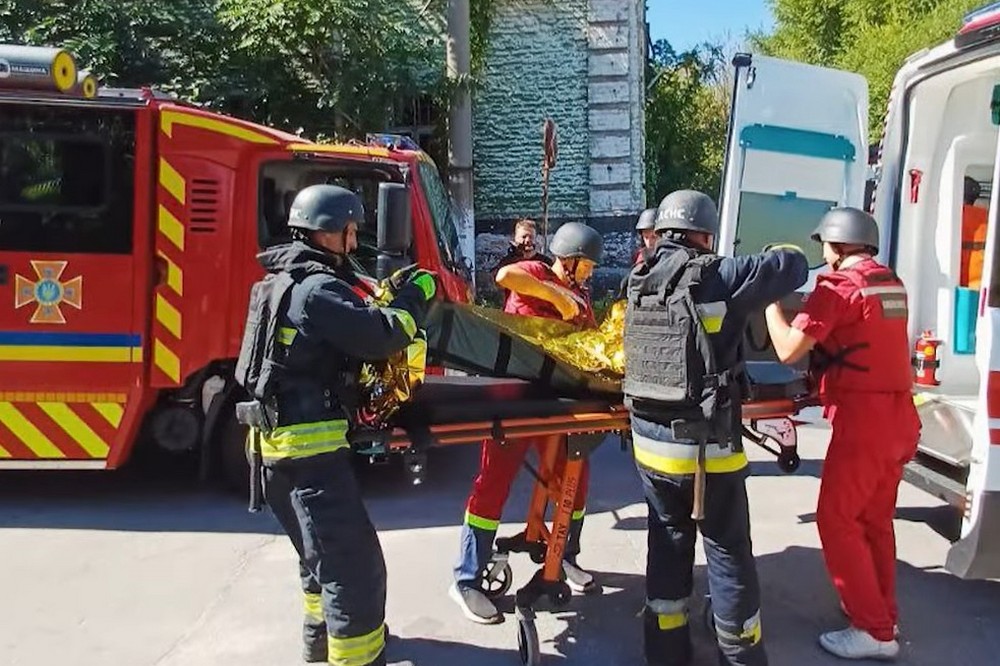 «Вчаться вбивати, полюючи на дітей і дорослих, а потім здають екзамени»: лікар з Нікопольщини розповів про роботу під цілодобовими обстрілами 1 «Вчаться вбивати, полюючи на дітей і дорослих, а потім здають екзамени»: лікар з Нікопольщини розповів про роботу під цілодобовими обстрілами