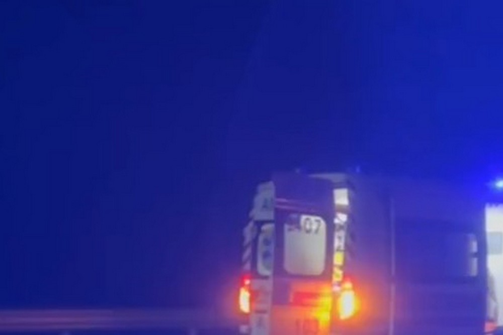 Чоловіка збила автівка, а потім переїхала вантажівка: серйозна ДТП на трасі Дніпро-Кривий Ріг – ЗМІ (відео) 1 Чоловіка збила автівка, а потім переїхала вантажівка: серйозна ДТП на трасі Дніпро-Кривий Ріг – ЗМІ (відео)